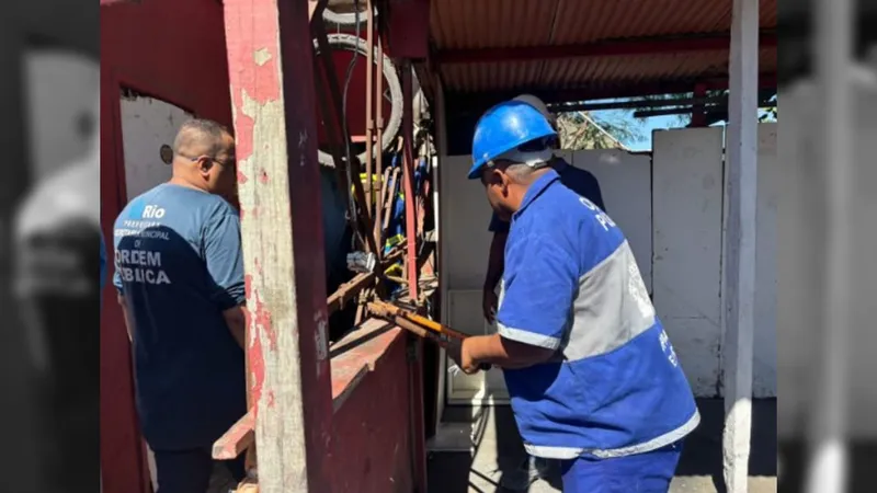 Quatro estruturas irregulares são demolidas na Comunidade Guiomar de Novaes, no Recreio