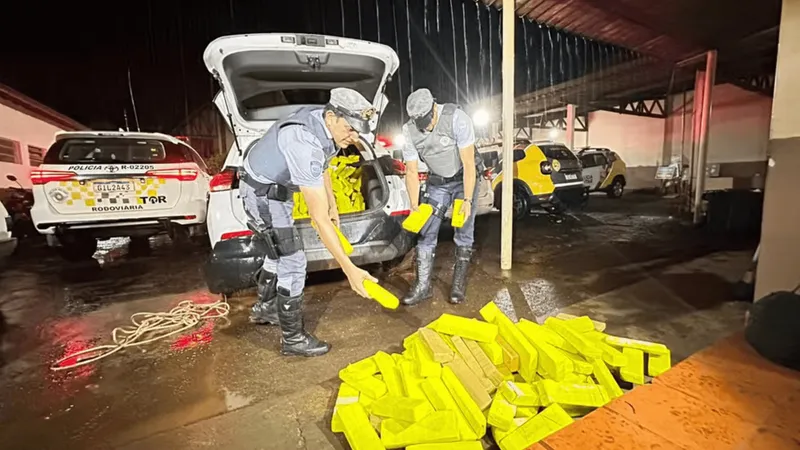 Carro é abandonado com meia tonelada de maconha em Taciba