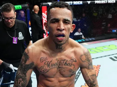 Carlos Prates admite ansiedade com luta principal do UFC e projeta título em 2026