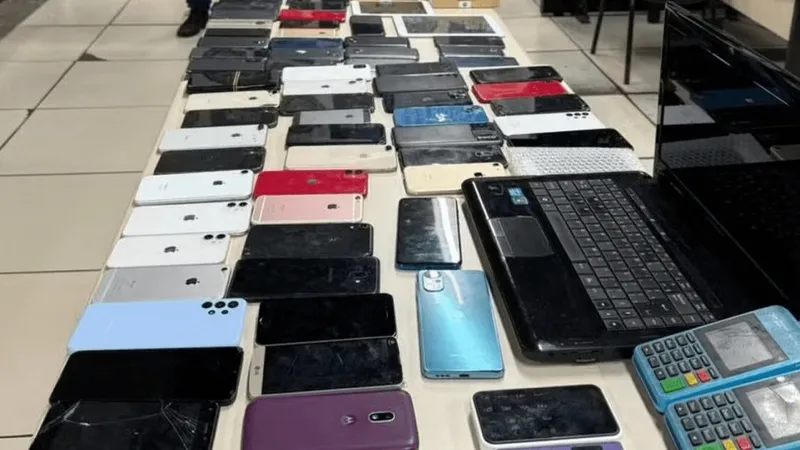 Operação da polícia apreende 350 celulares no camelódromo da Uruguaiana