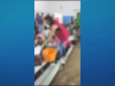 Enxurrada invade creche e crianças ficam desesperadas em Osasco, na Grande SP