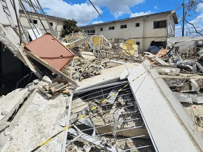 Prédio residencial desaba após explosão de gás e deixa três mortos em Maceió