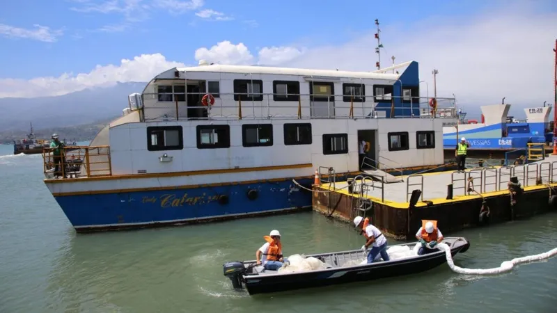 Semil entrega flutuantes reformados para travessia entre Ilhabela e São Sebastião