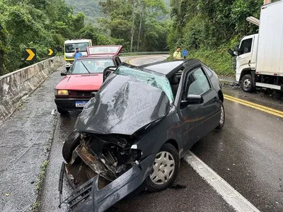 Colisão entre carro e caminhão termina com um ferido em Caraguatatuba