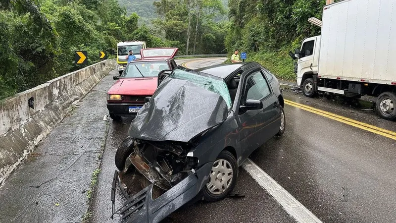 Colisão entre carro e caminhão termina com um ferido em São Sebastião