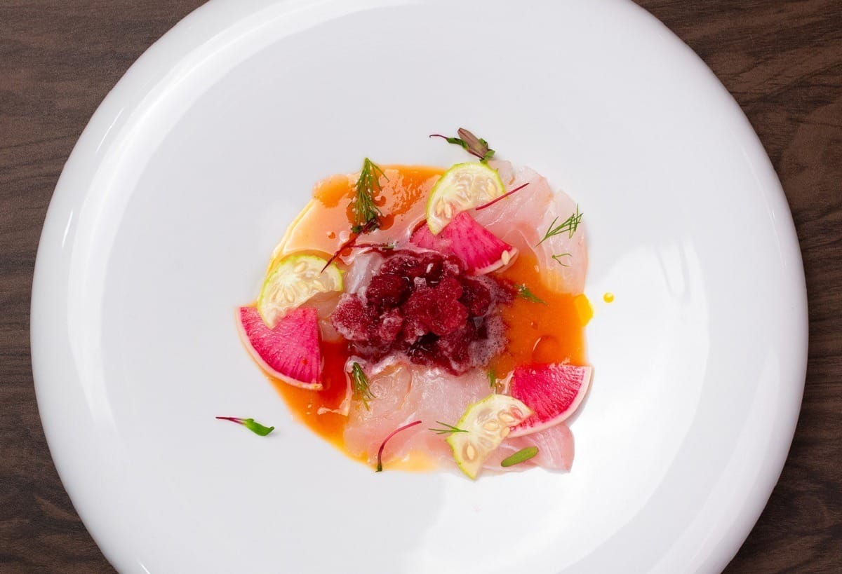 Crudo de peixe com aguachile de acerola e maxixe | Band Receitas