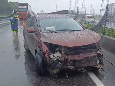 Grávida fica ferida em colisão entre carro e carreta na Via Dutra em São José dos Campos