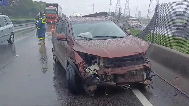 Grávida fica ferida em colisão entre carro e carreta na Via Dutra em São José dos Campos