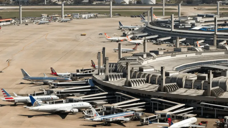 Aviões da força aérea britânica fazem pouso de emergência no Rio