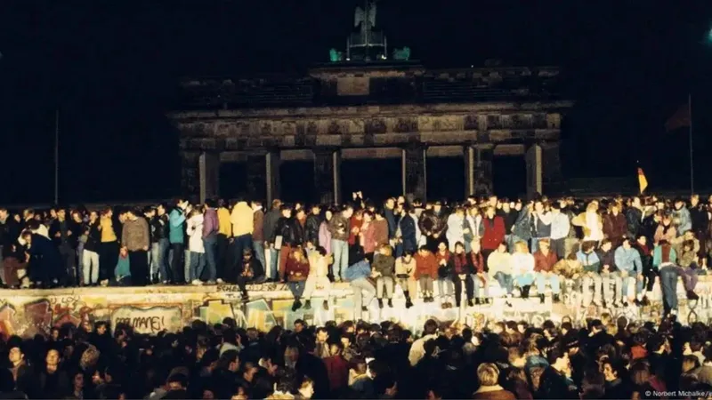 O que levou à queda do Muro de Berlim? Série de acontecimentos culminou no momento histórico