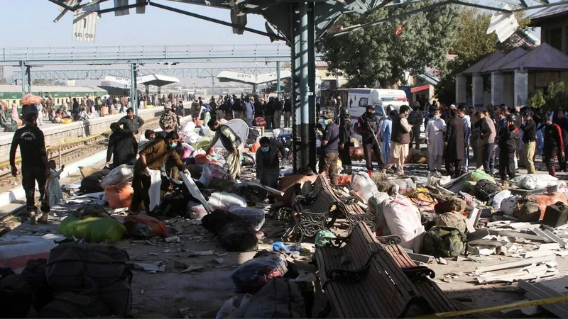 Explosão em estação de trem no Paquistão deixa mortos e feridos