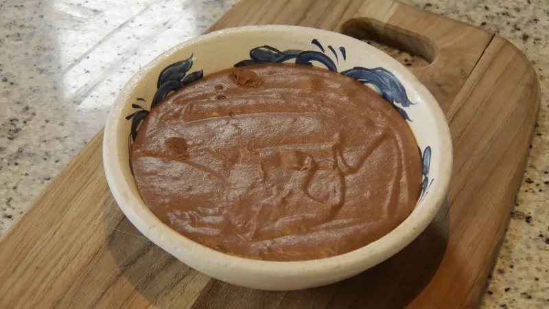 Essa mousse de chocolate cremosona tem cara de domingo e apenas quatro ingredientes