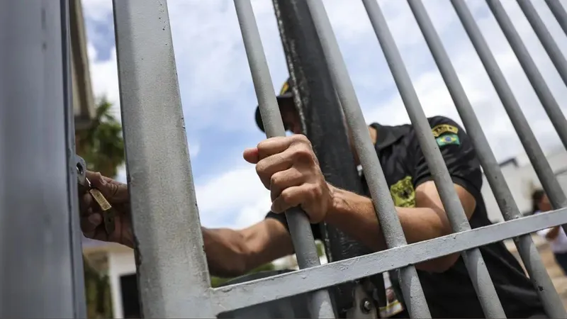 Portões do ENEM são fechados; prova começa às 13h30