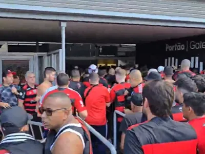 Torcedores do Flamengo invadem setor visitante da Arena MRV