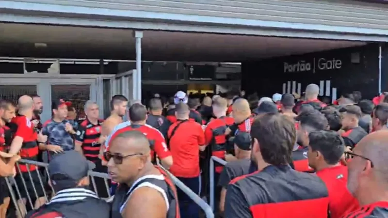 Torcedores do Flamengo invadem setor visitante da Arena MRV