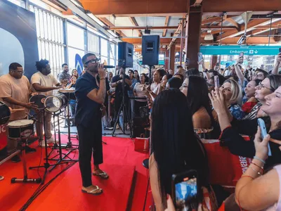 Diogo Nogueira faz show surpresa em estação de metrô em São Paulo