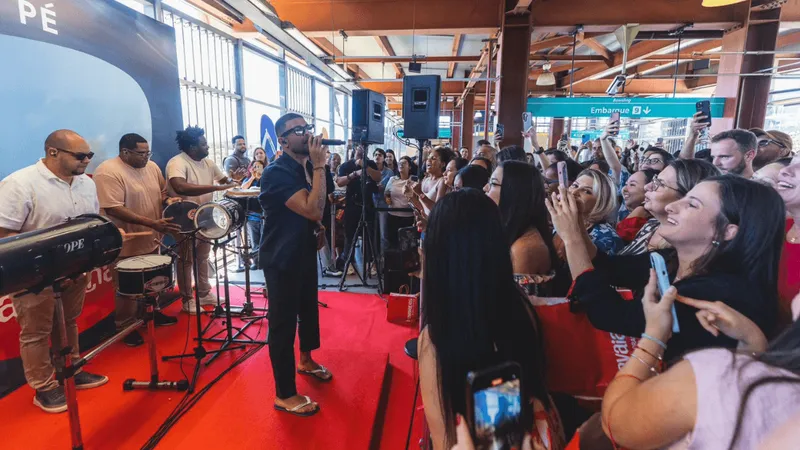 Diogo Nogueira faz show surpresa em estação de metrô em São Paulo