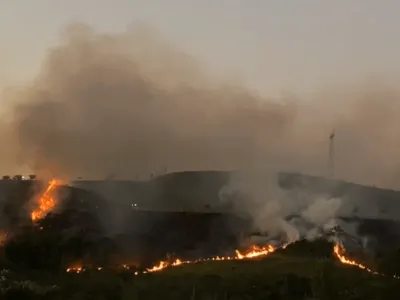 Incêndio de grandes proporções atinge vegetação natural no Urbanova, em São José dos Campos