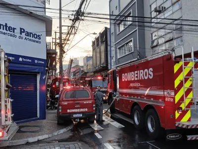 Incêndio de grandes proporções atinge loja de artigos para festa no Centro de Campinas