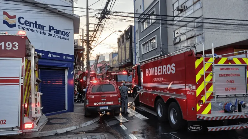 Incêndio de grandes proporções atinge loja de artigos para festas no Centro de Campinas