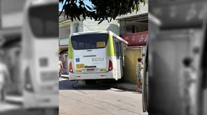 Ônibus invade casa e derruba muro em Magalhães Bastos, Zona Oeste do Rio