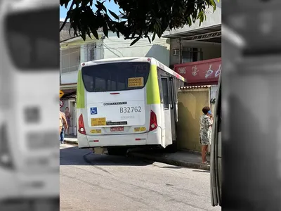 Ônibus invade casa e derruba muro em Magalhães Bastos, Zona Oeste do Rio