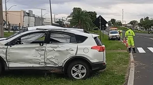 Carreta bate em carro, mata uma mulher e deixa dois feridos