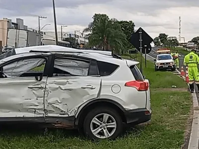 Carreta bate em carro, mata uma mulher e deixa dois feridos