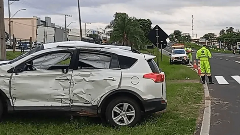 Carreta bate em carro, mata uma mulher e deixa dois feridos