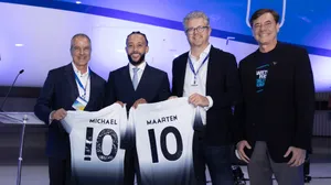 Jogador do Corinthians, Memphis Depay, participa de cerimônia de entrega de aviões da Embraer