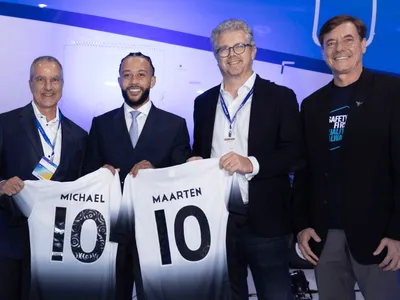 Jogador do Corinthians, Memphis Depay, participa de cerimônia de entrega de aviões da Embraer