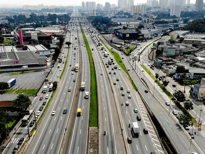 Dutra e Rio-Santos devem receber mais de 960 mil veículos durante o feriado de 15 de novembro