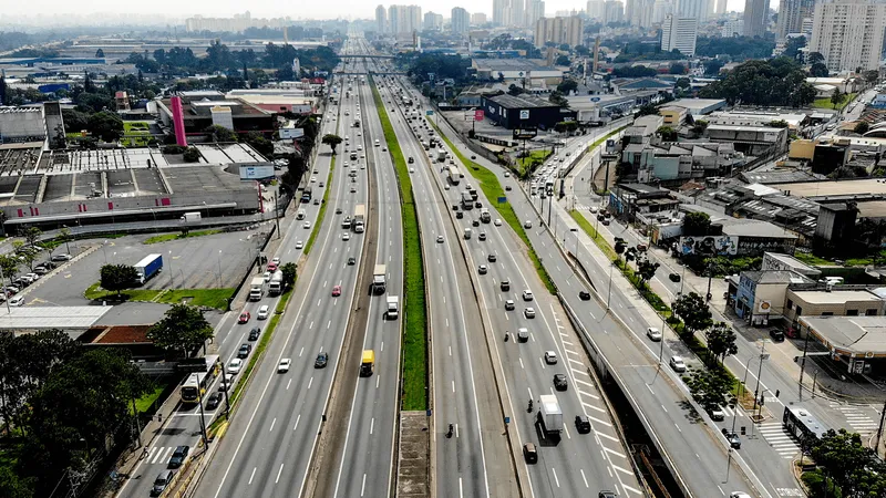 Dutra e Rio-Santos devem receber quase 1 milhão de veículos durante o feriado de 15 de novembro