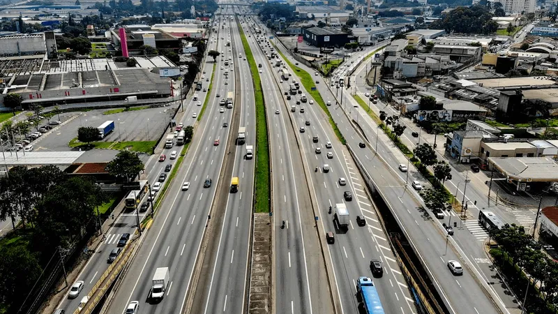 Rodovias Dutra e Rio-Santos devem receber 960 mil veículos até o próximo domingo