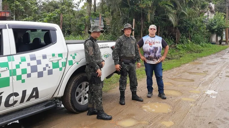 Prefeitura de Caraguatatuba impede invasão em área pública no bairro Massaguaçu