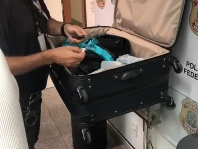 Mulher é presa em flagrante com 6 kg de cocaína no Aeroporto Galeão