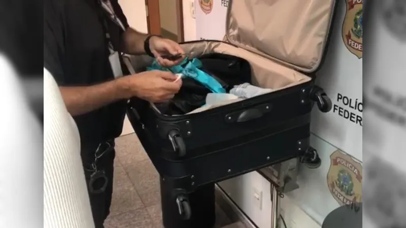 Mulher é presa em flagrante com 6 kg de cocaína no Aeroporto Galeão