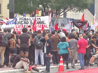 Manifestantes fazem ato na Avenida Paulista (SP) em defesa do fim da jornada 6x1