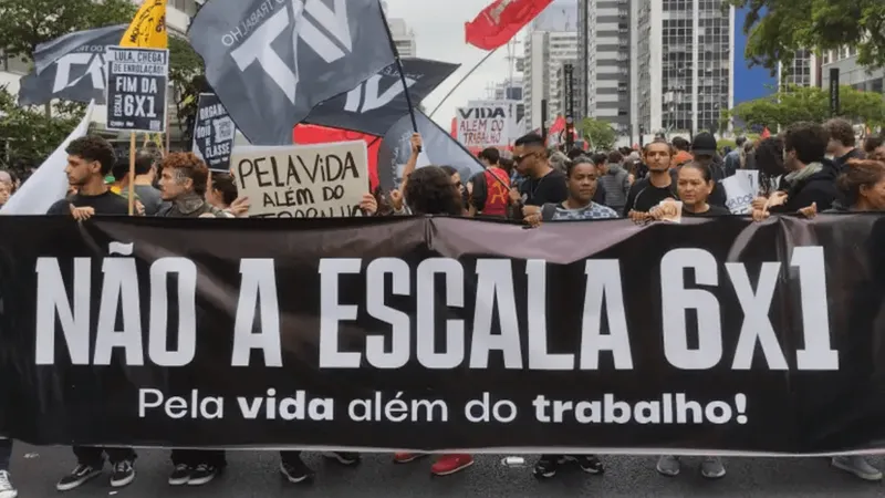 Manifestantes fazem ato na Avenida Paulista (SP) em defesa do fim da jornada 6x1