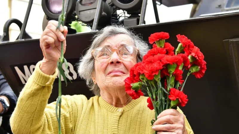 Morre mulher que deu cravos a militares e virou símbolo de revolução em Portugal