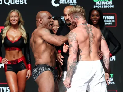 Mike Tyson dá tapa em Jake Paul durante encarada; assista