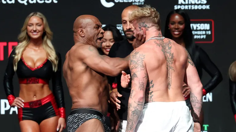 Mike Tyson dá tapa em Jake Paul durante encarada; assista