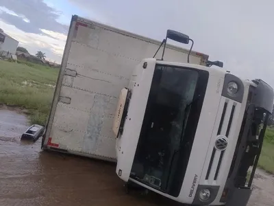 Chuva forte causa estragos em Holambra