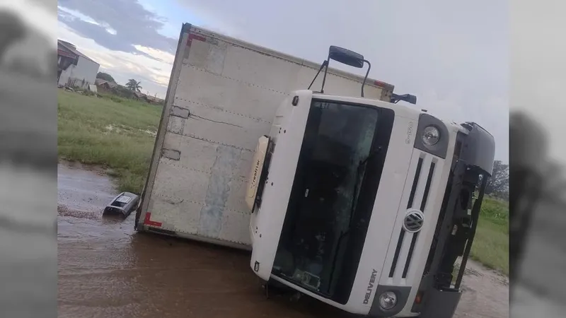 Chuva forte causa estragos em Holambra