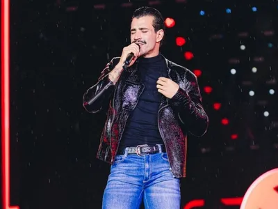 Gusttavo Lima canta sucessos em show debaixo de chuva e quase cai