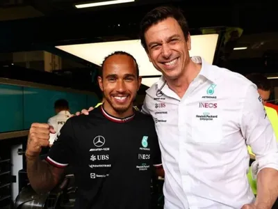 Chefe da Mercedes diz o que o pai de Carlos Sainz e Guardiola têm a ver com a saída de Hamilton