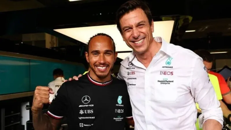 Chefe da Mercedes diz o que o pai de Carlos Sainz e Guardiola têm a ver com a saída de Hamilton