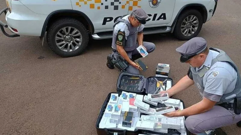 Polícia Rodoviária apreende 112 celulares dentro de um ônibus em Assis