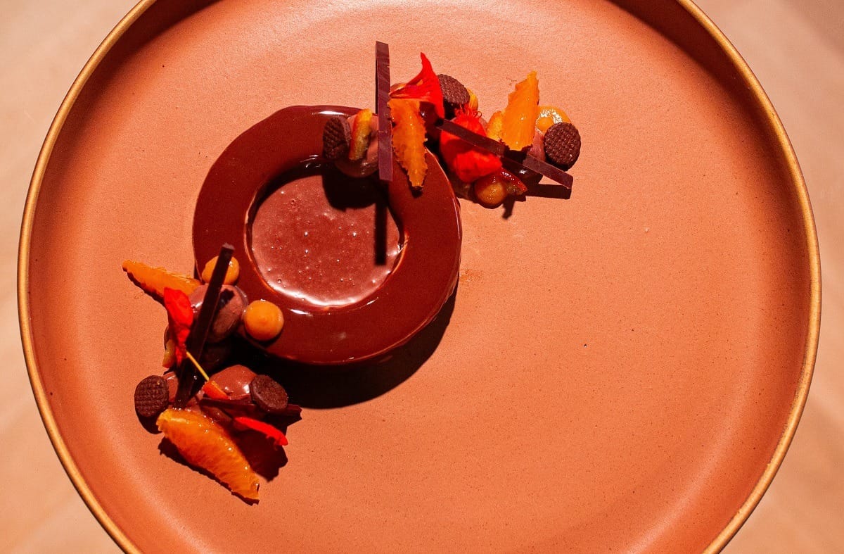 Sablée breton de cacau com mousse bavaroise e calda de chocolate e pimenta-caiena | Band Receitas