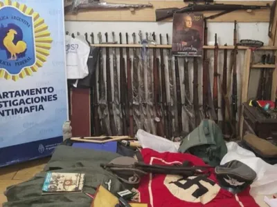 Homem que portava arsenal com mais de 60 armas nazistas é preso na Argentina